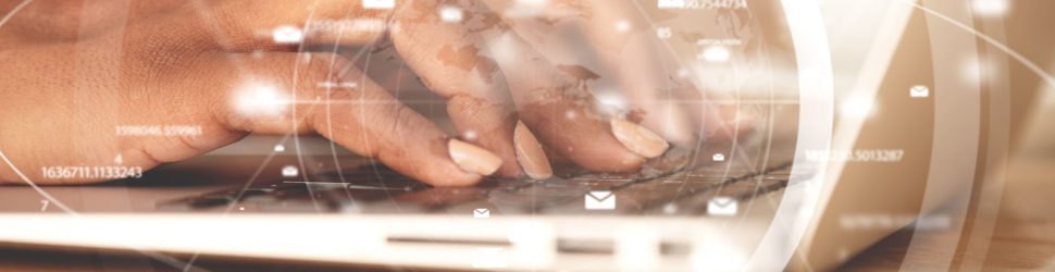 gros-plan-de-femme-tapant-sur-le-clavier-d-ordinateur-portable